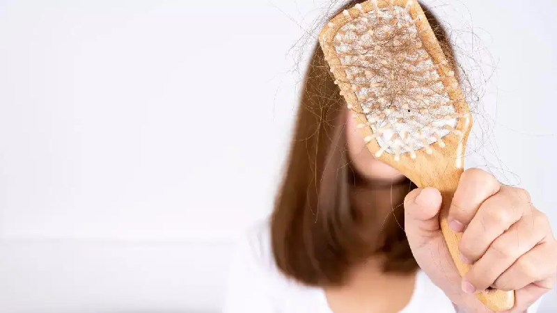 جراح پستان اصفهان | پروتز پستان اصفهان | چرا بعد از جراحی کوچک کردن سینه دچار ریزش مو می‌شویم؟